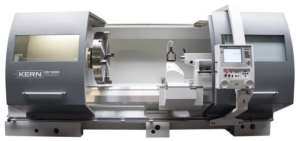 DMT Drehmaschine CD 1000: Spitzenweite: 1000-6000 mm, Spindelbohrung: 132 mm, Umlaufdurchmesser über Bett: 1000 u. über Planschlitten: 700 mm
